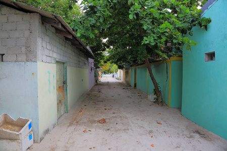 马尔代夫, Dhangethi 岛。岛上的一条街。贫穷的社会老房子和沙子路