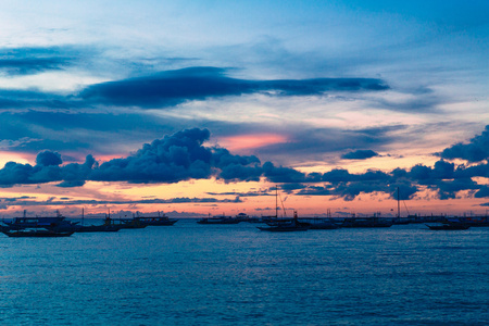 美丽的夕阳海面之上。夏天度假概念