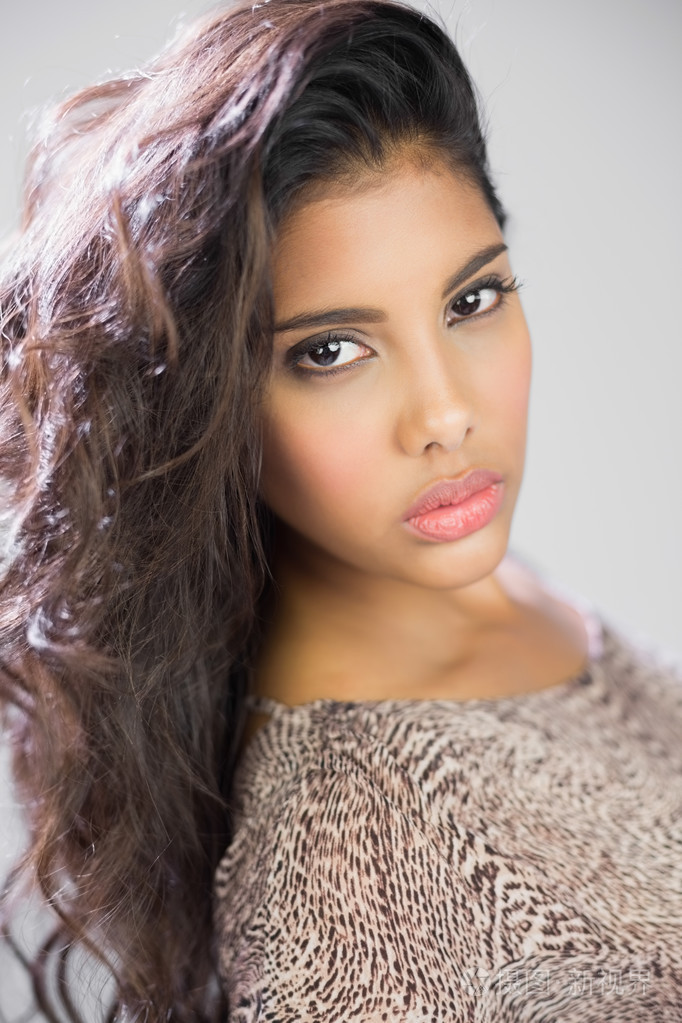 性感美丽的严重黑妞看着相机