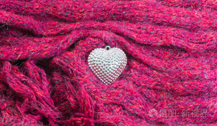 关闭上围巾情人节装饰的银心