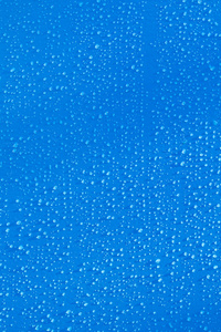 蓝色背景上的雨滴