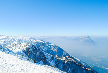 雪 山脉和蓝色天空背景