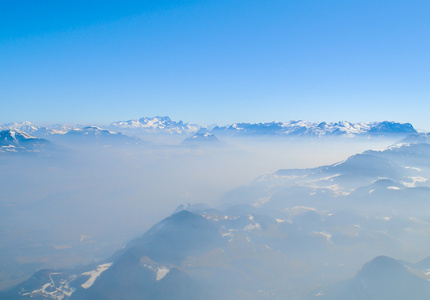 雪 山脉和蓝色天空背景