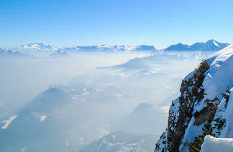 雪 山脉和蓝色天空背景