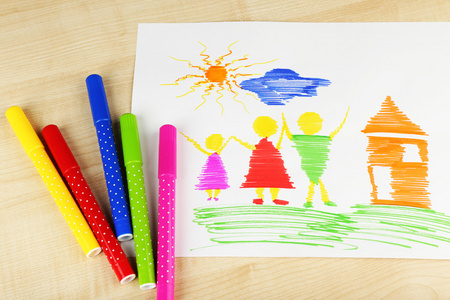 儿童用彩色铅笔绘图