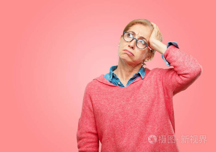 美丽的老年妇女看着冷淡和无聊, 听的东西沉闷乏味, 感觉像轴承拖