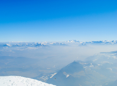 雪 山脉和蓝色天空背景