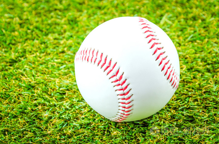 棒球在绿色草地上