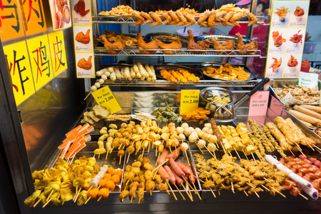 异国的亚洲食物,对路边小摊照片