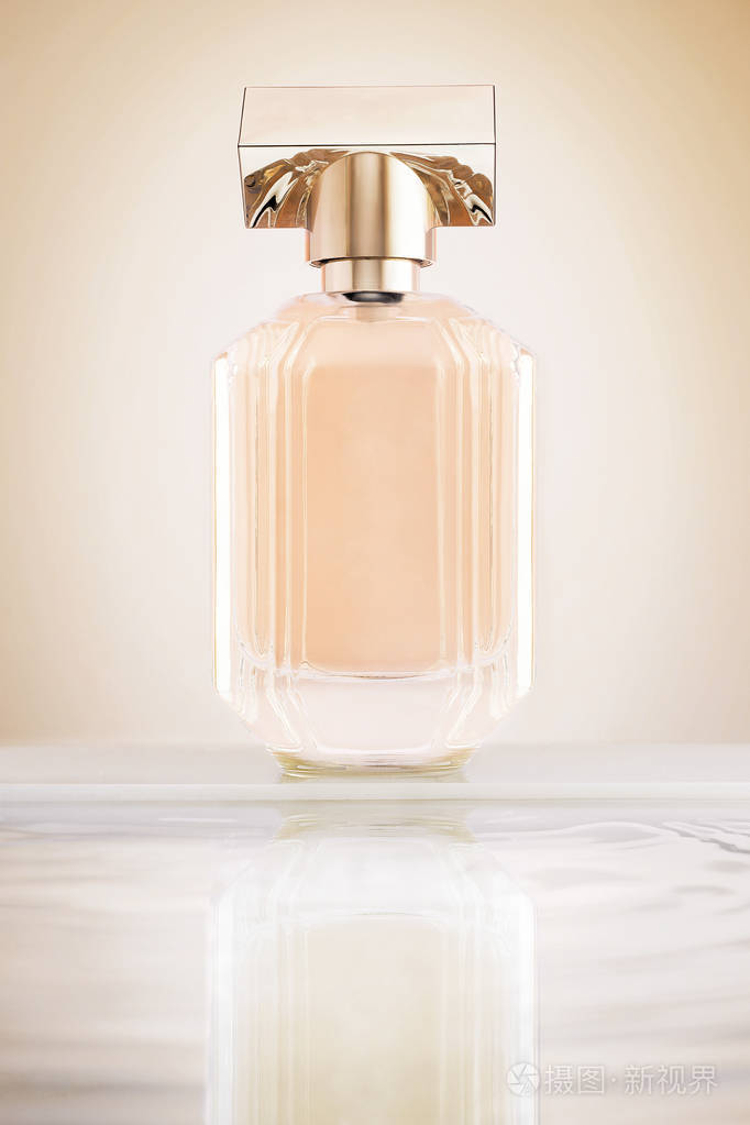 白雾中的女性香水瓶