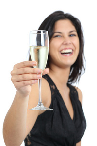 美丽的女人笑着举杯同香槟