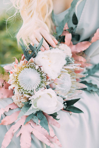 精美艺术风格的新娘花束。在大自然的婚礼装饰。独家花卉和花卉欧洲婚礼