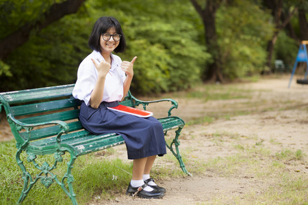 女学生。坐在板凳上