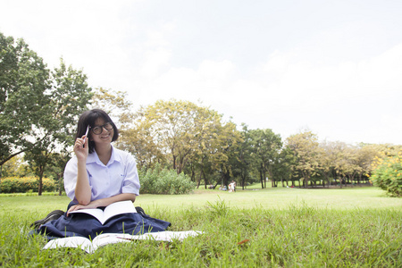 女学生在草坪上阅读