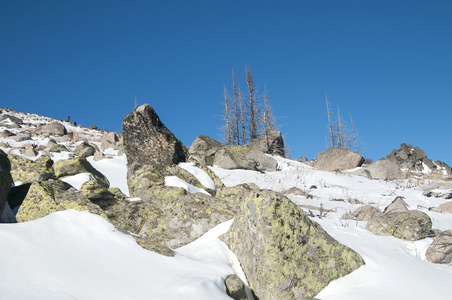 雪山岩岭