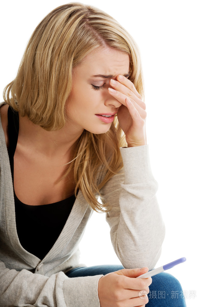 悲伤的年轻女子,持有怀孕测试