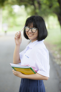 拿着一本书的女学生站