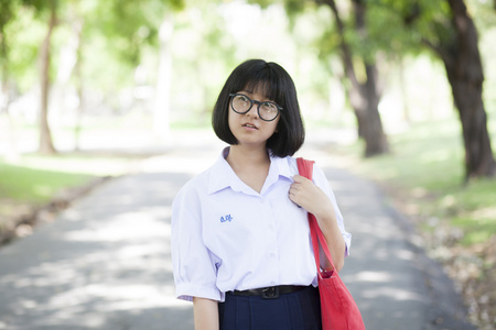 女学生。红色的携带包