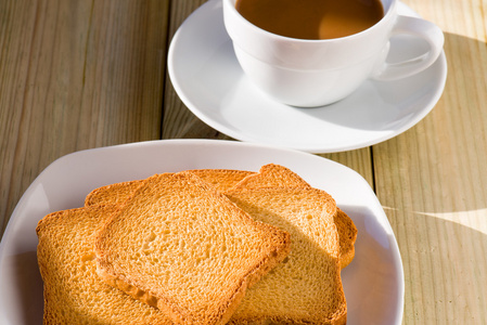早餐时间 杯牛奶咖啡和干面包