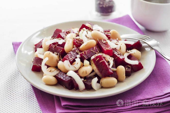 甜菜沙拉配白芸豆泡菜和洋葱配上油用香菜籽调味