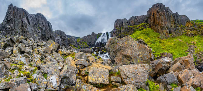 在冰岛东部 Seydisfjordur 附近美丽的峡湾景观全景, 夏季时间, 全景