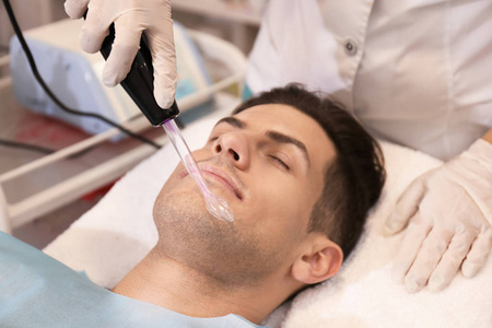 微电流接受微电流治疗的男子照片