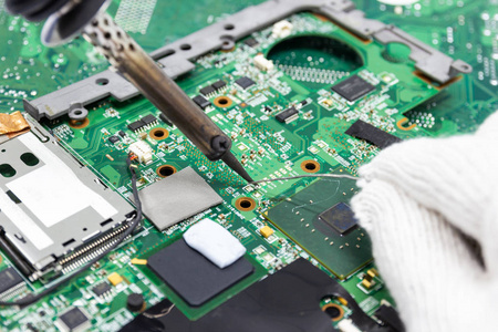 计算机电路板焊接技师的电子化修复计算机硬件概念技术照片