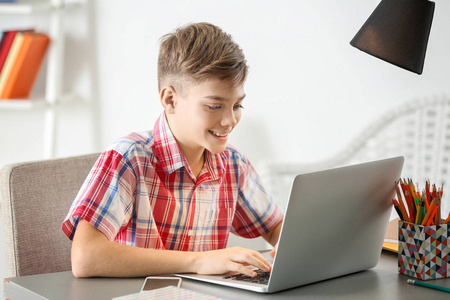 青少年学习与笔记本电脑