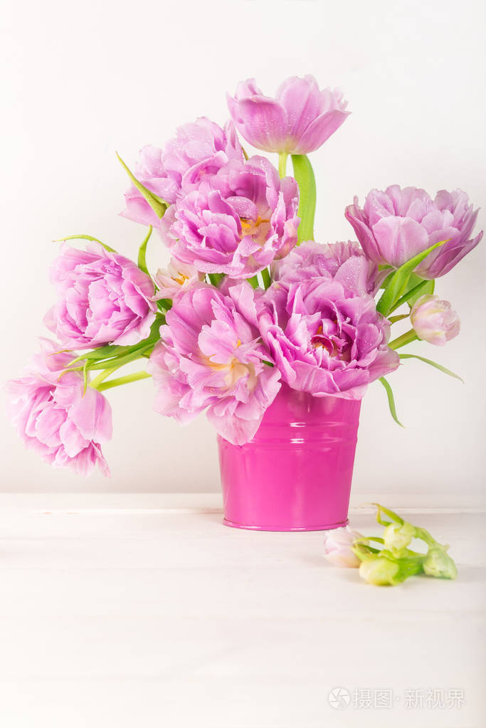 美丽的一束牡丹风格的郁金香在粉红色的壶, 春天的节日概念, 复制空间
