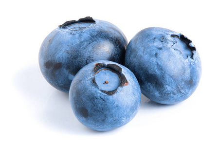 孤立在白色背景上的三个新鲜蓝莓
