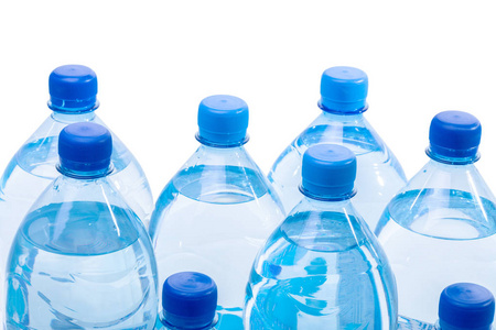 孤立在白色背景上的水的塑料瓶
