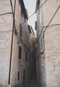 美丽的狭窄的老街道在分裂, 克罗地亚