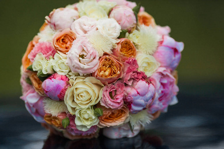 婚礼美丽的新娘花束的自然花朵, 特写镜头与模糊的背景