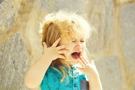 不开心十几岁的男孩,坐在户外的肖像伤心难过不开心的小孩男孩小不