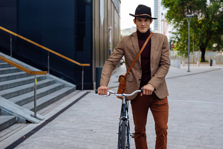英俊的年轻商人与他的现代自行车