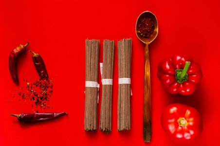 木勺传统日本荞麦面和配料在红色背景, 亚洲食物和健康饮食的概念, 复制空间, 特写
