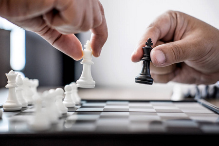 自信的生意人同事们的手玩象棋游戏发展分析新战略计划, 领导和团队合作理念, 争取成功