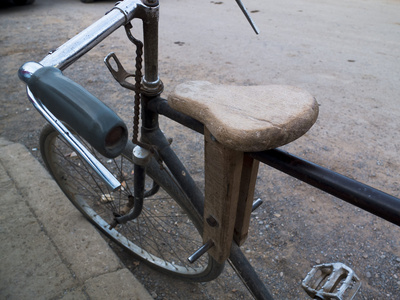 木椅上一辆自行车
