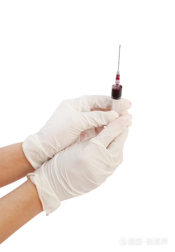 注射器用血在白色背景上的手
