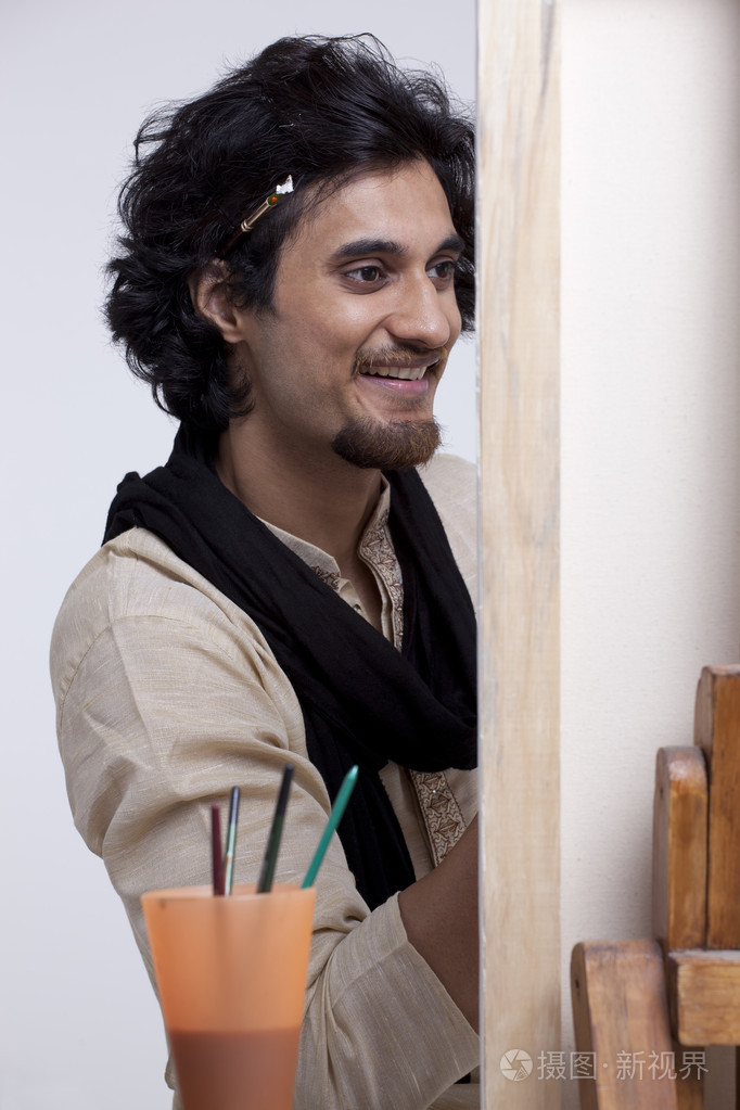 年轻男性艺术家绘画