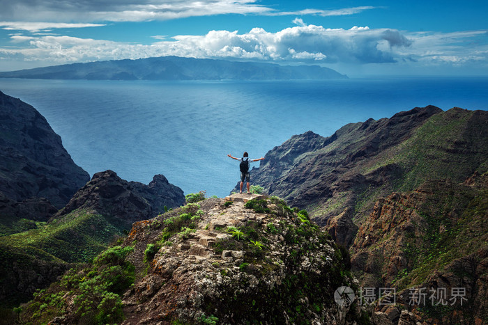 美丽的山景观的背景