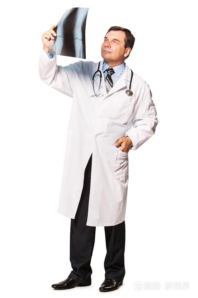 成熟男性放射科医生研究病人x线