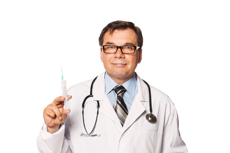 微笑成熟医生与注射器的肖像。白色背景上孤立