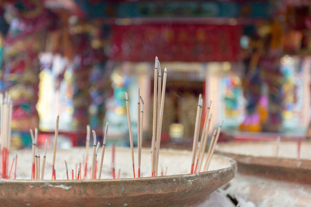 在寺庙里把香枝烧掉