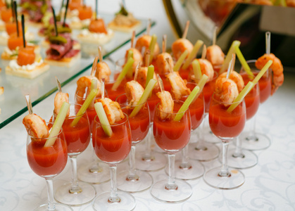 鸡尾酒番茄餐饮-小吃与番茄汁和虾鸡尾酒照片