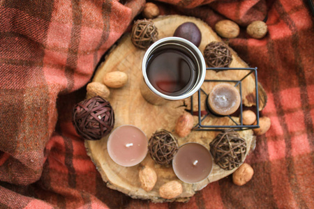 秋天木装饰与白色杯子茶和蜡烛图片