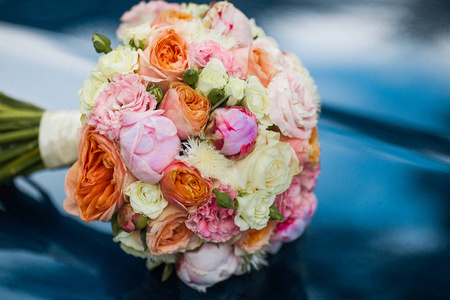 婚礼美丽的新娘花束的自然花朵, 特写镜头与模糊的背景