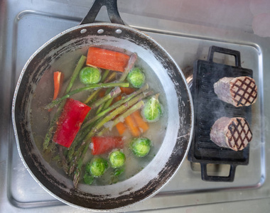 厨师在酒店或餐厅厨房烹饪只有手