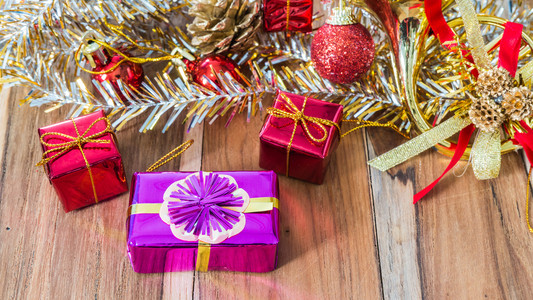 圣诞节和新年装饰礼品盒。背景