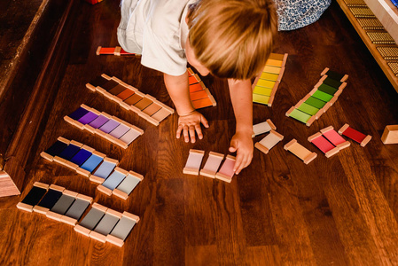 儿童用蒙台梭利彩色片剂玩耍和学习
